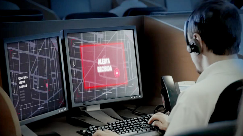 Operador de la Central Receptora de Alarmas Securitas Direct atendiendo alerta en pantalla
